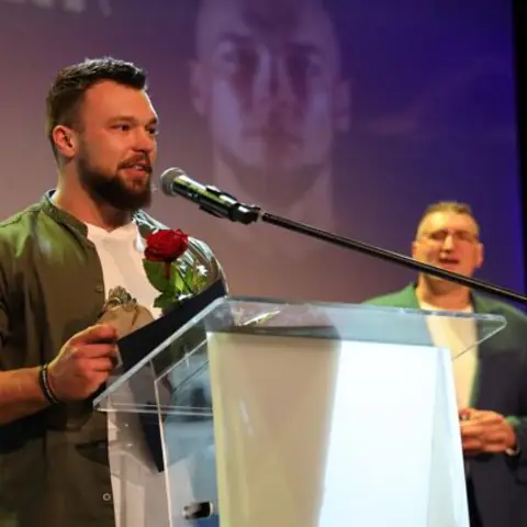 Mariusz przemawia na scenie podczas gali z nagrodą