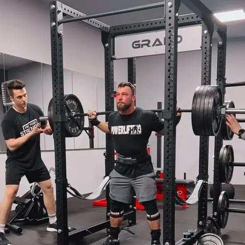 Trening w klatce do przysiadów