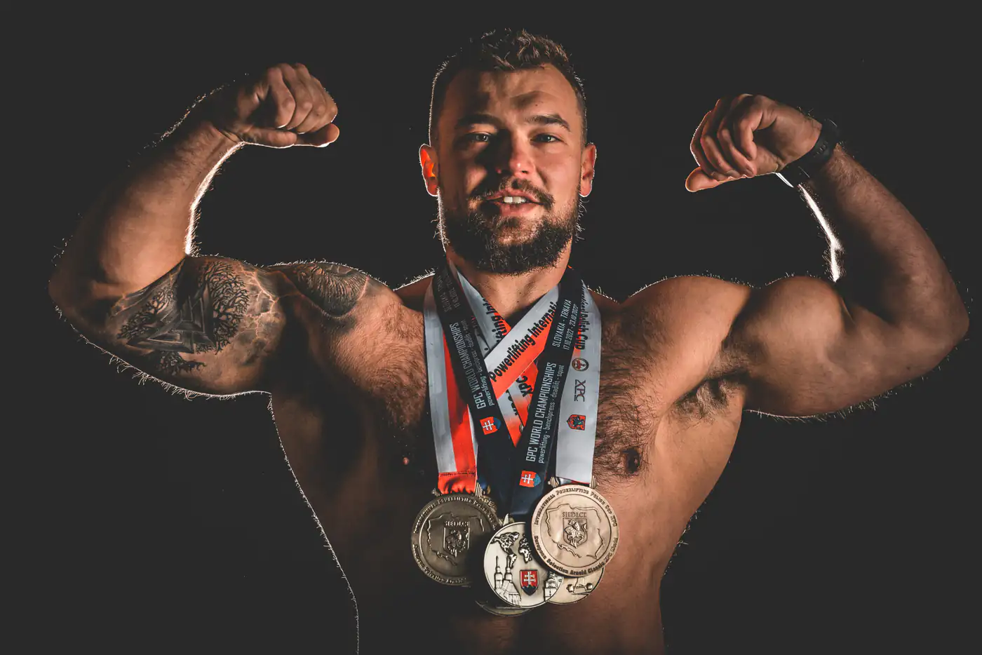 Mariusz Marszalik z medalami z zawodów w trójboju siłowym
